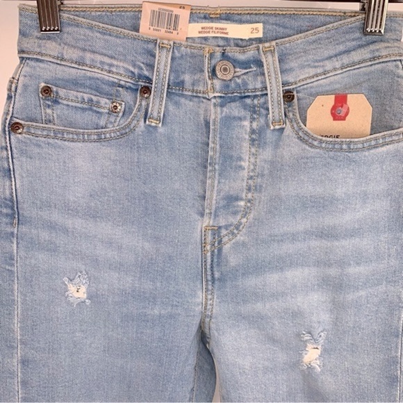 Levi's NWT Wedgie Skinny High Rise Distressed Light Wash Jeans Women's 25 - Picture 3 of 8